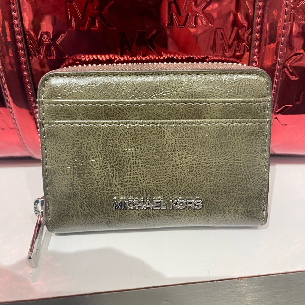 MICHAEL KORS Jet Set Medium Distressed Zip Around Card Case
Olive
NWT